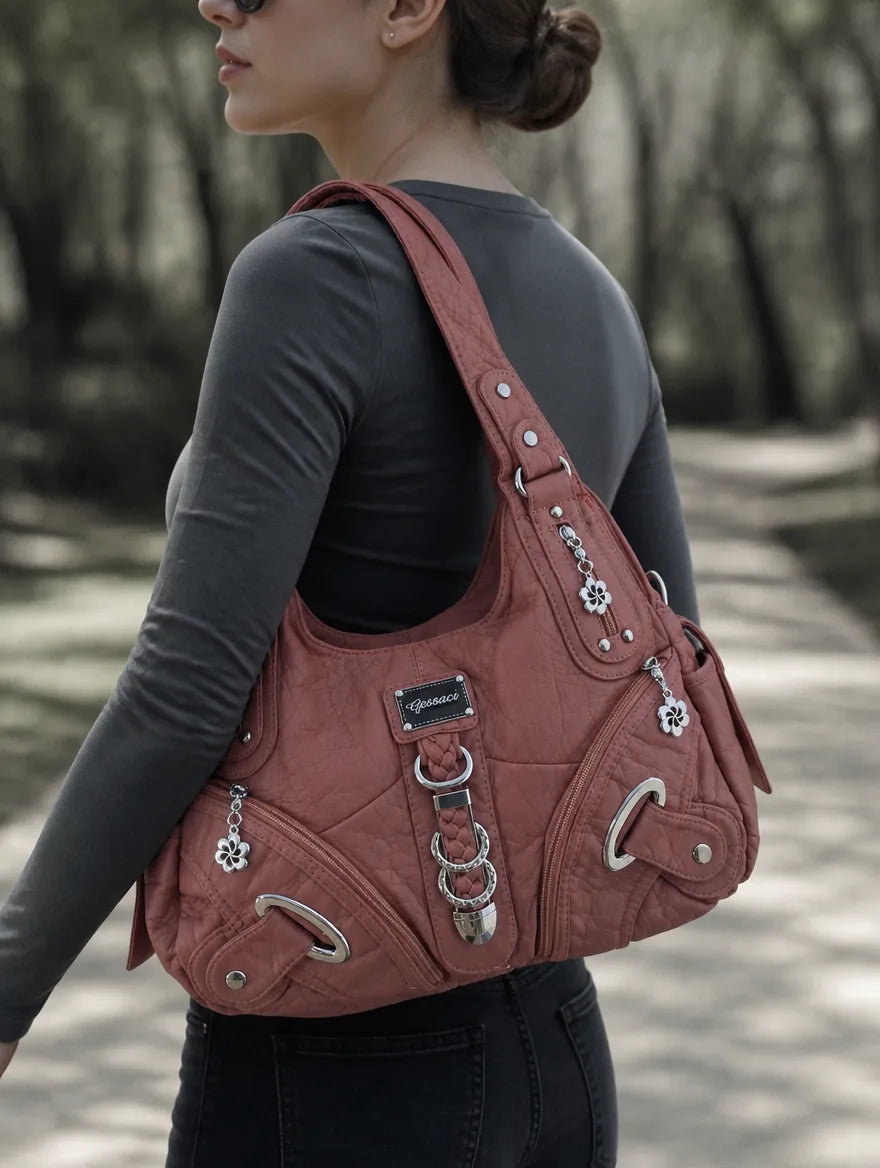 Gessaci 2025_Amelie 2_Rosa_0538-GES-ROS_lifestyle_street