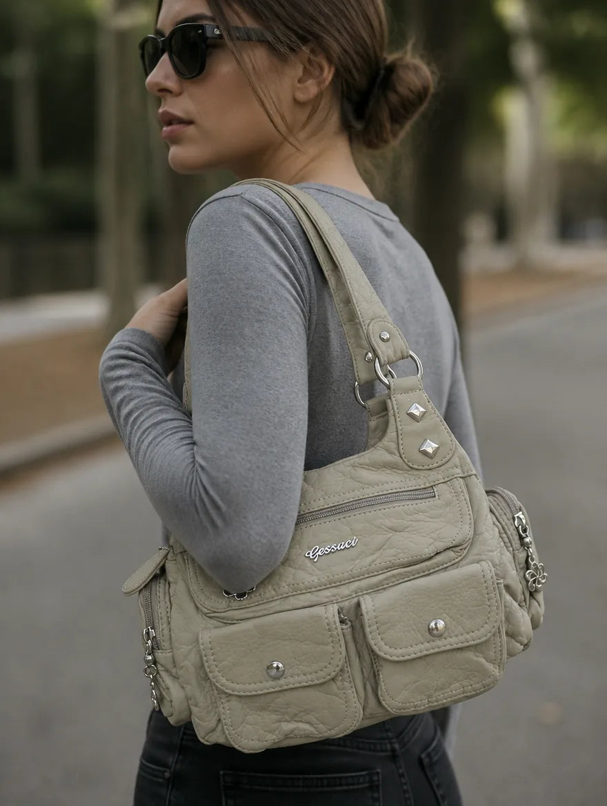 Gessaci_Camila_Hellgrau_0694-GES-LGR_lifestyle_street