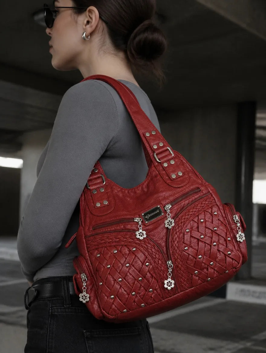 Gessaci_Celeste_Rot_0484-GES-RED_lifestyle_street