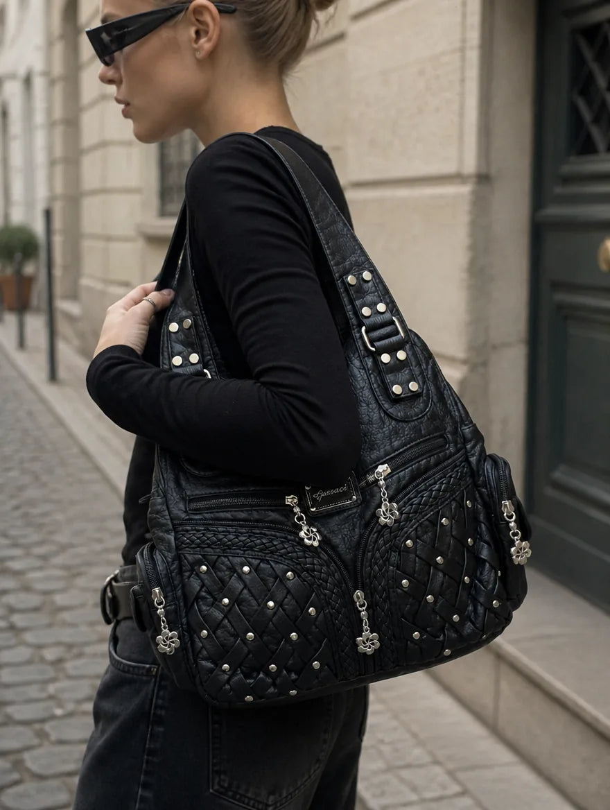 Gessaci_Celeste_Schwarz_0485-GES-BLK_lifestyle_street