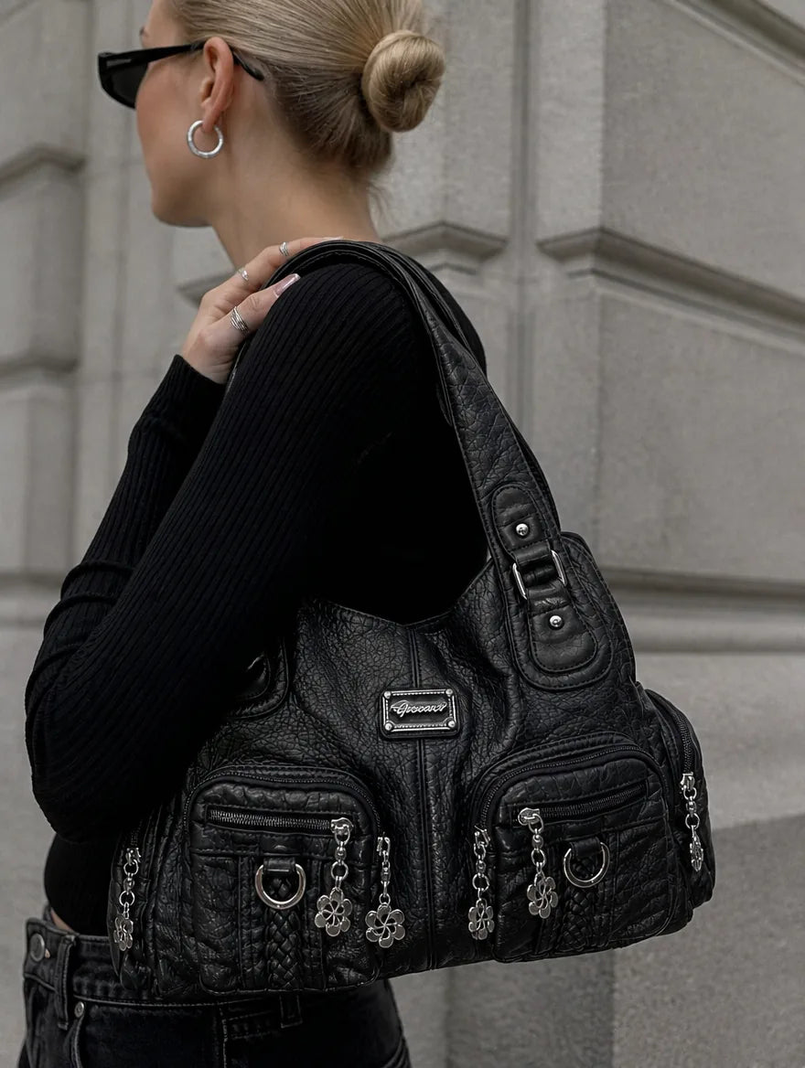 Gessaci_Darya_Schwarz_0292-GES-BLK_lifestyle_street