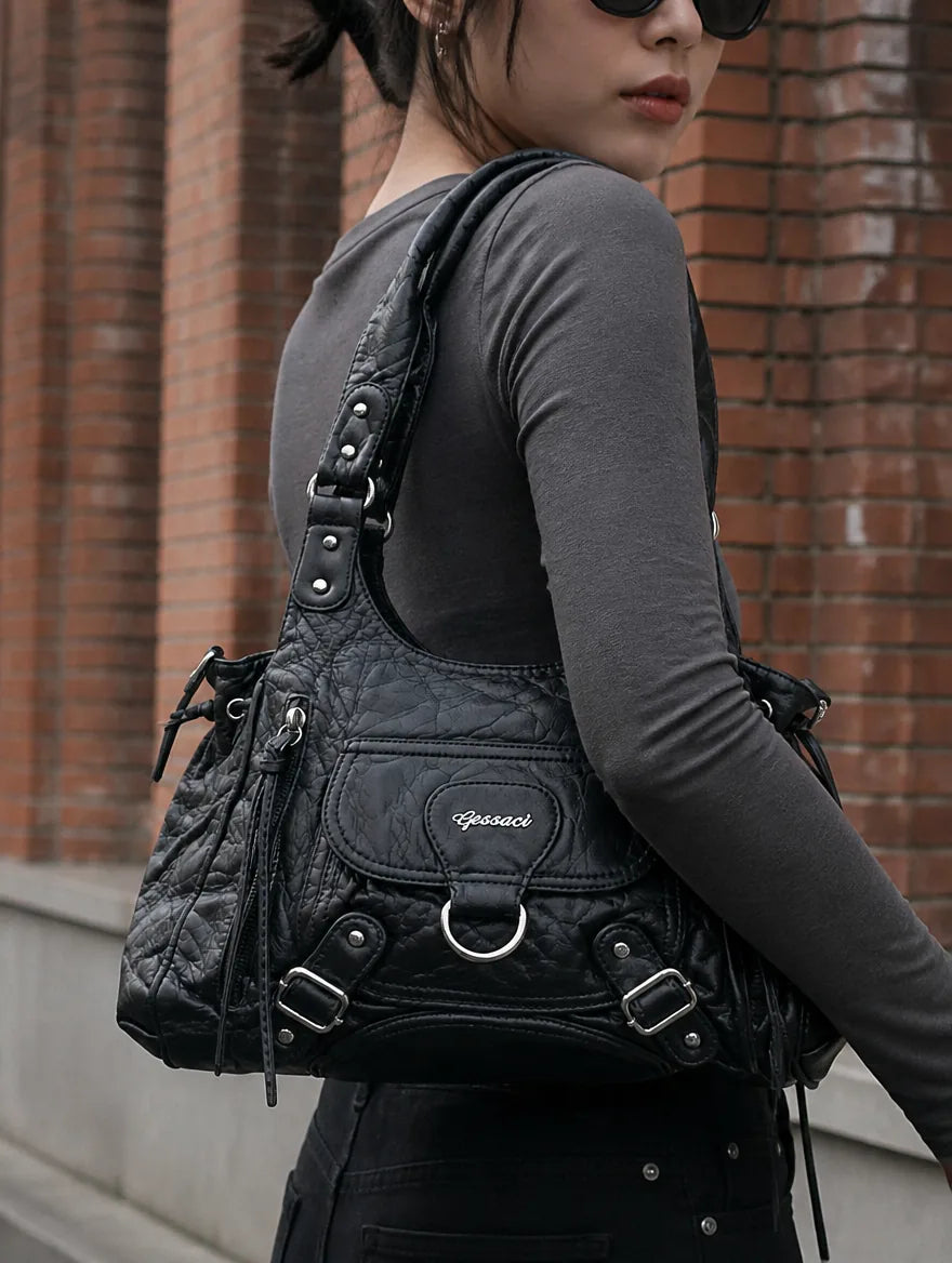 Gessaci_Isabella_Schwarz_0705-GES-BLK_lifestyle_street
