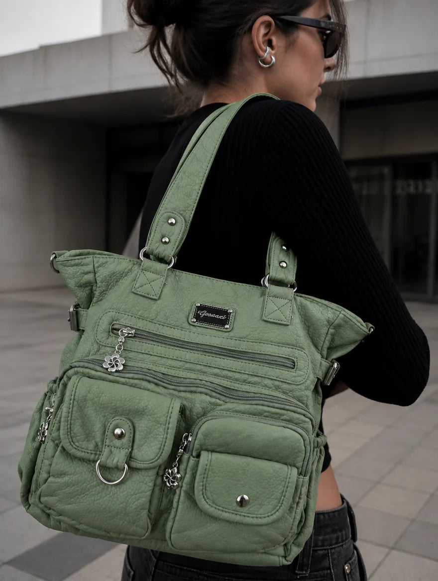 Gessaci_Jenna_Grün_0458-GES-GRE_lifestyle_street