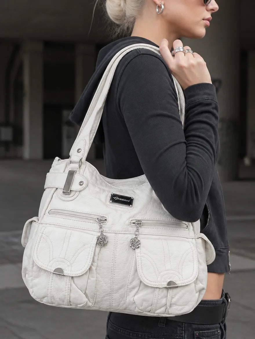 Gessaci_Johanna_Weiß_0161-GES-WHT_lifestyle_street