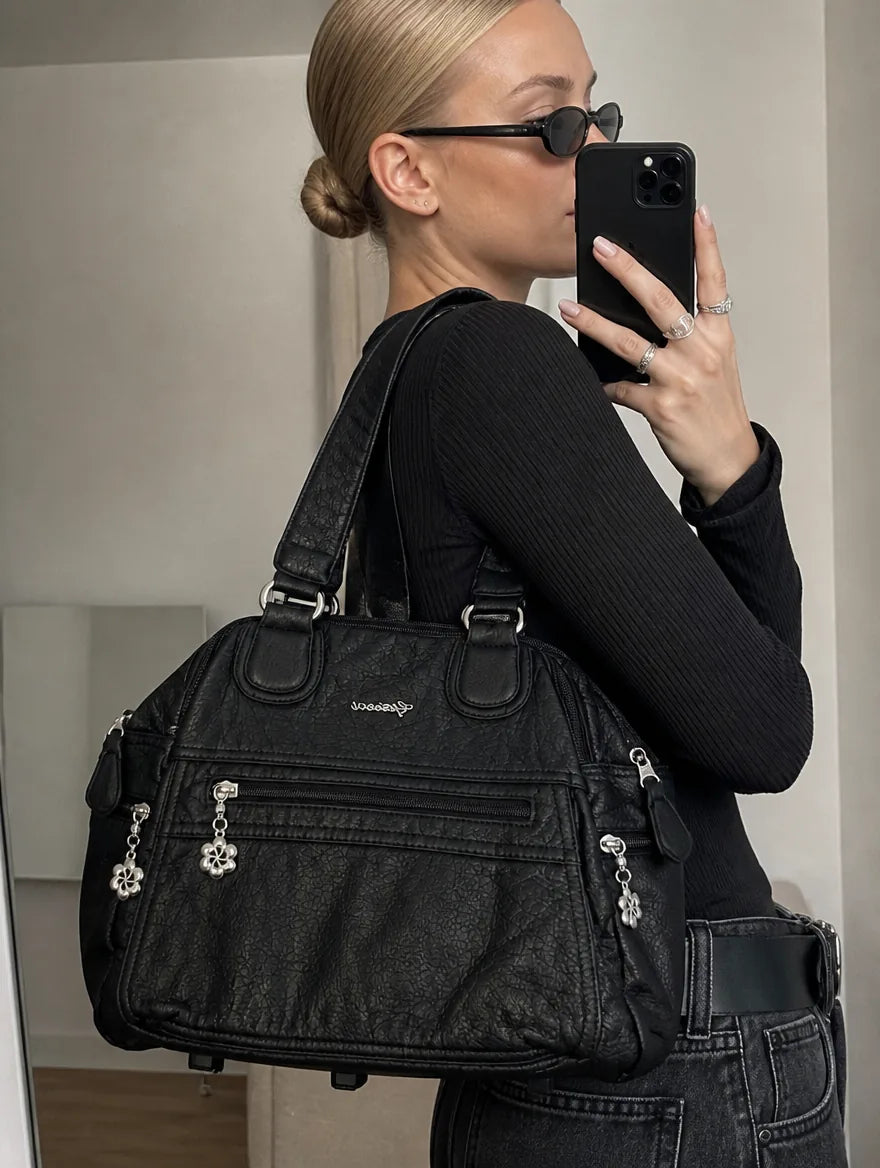 Gessaci_Juliette_Schwarz_0193-GES-BLK_lifestyle_private