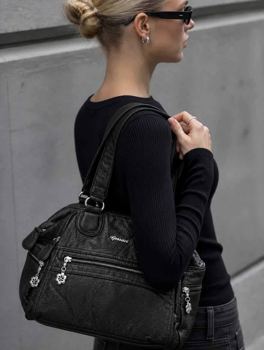 Gessaci_Juliette_Schwarz_0193-GES-BLK_lifestyle_street