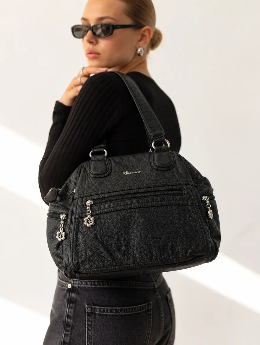 Gessaci_Juliette_Schwarz_0193-GES-BLK_studio1