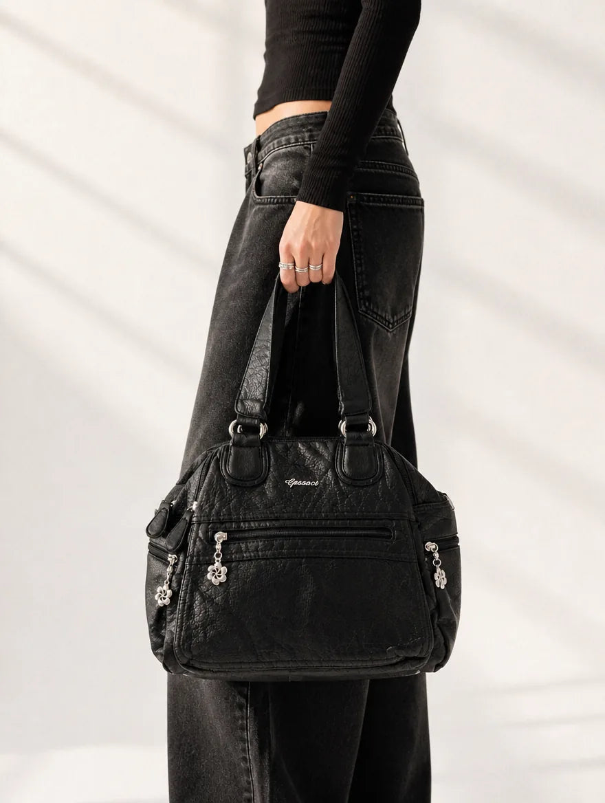 Gessaci_Juliette_Schwarz_0193-GES-BLK_studio2