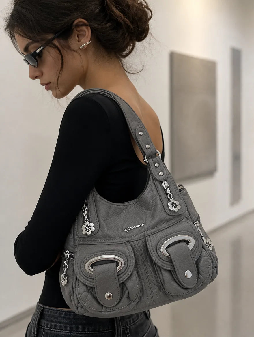 Gessaci_Lena_Grau_0347-GES-GRY_lifestyle_public