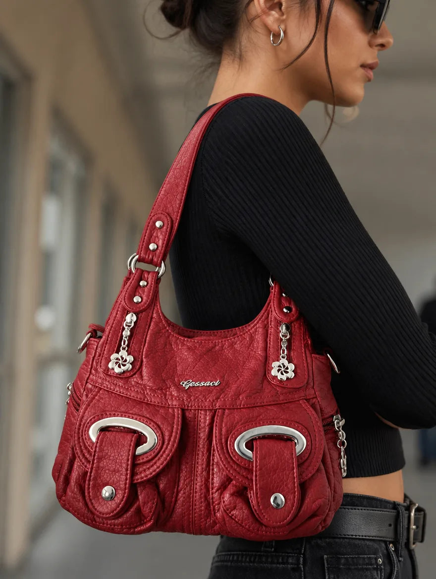 Gessaci_Lena_Rot_0352-GES-RED_lifestyle_public