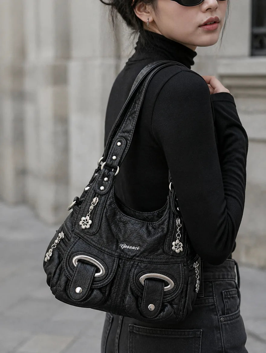 Gessaci_Lena_Schwarz_0353-GES-BLK_lifestyle_street