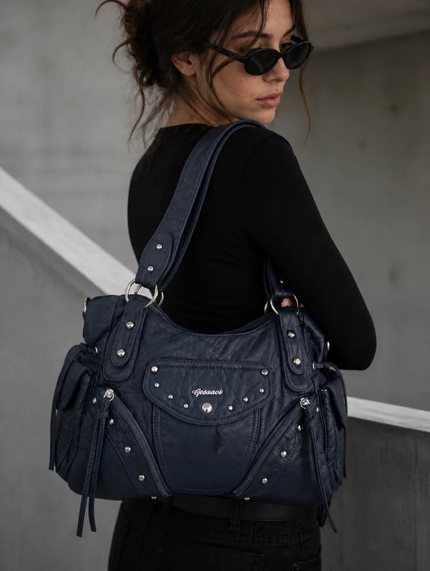Gessaci_Lina_Blau_0671-GES-BLU_lifestyle_private