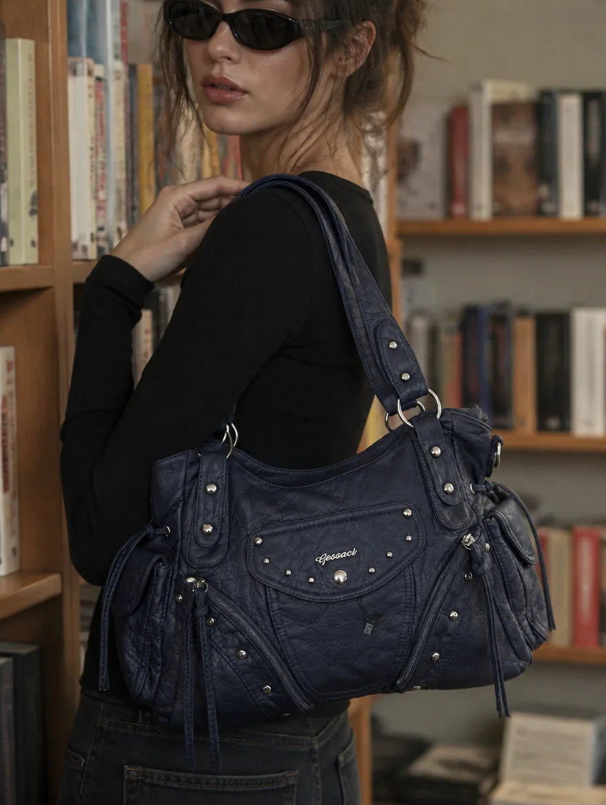 Gessaci_Lina_Blau_0671-GES-BLU_lifestyle_public