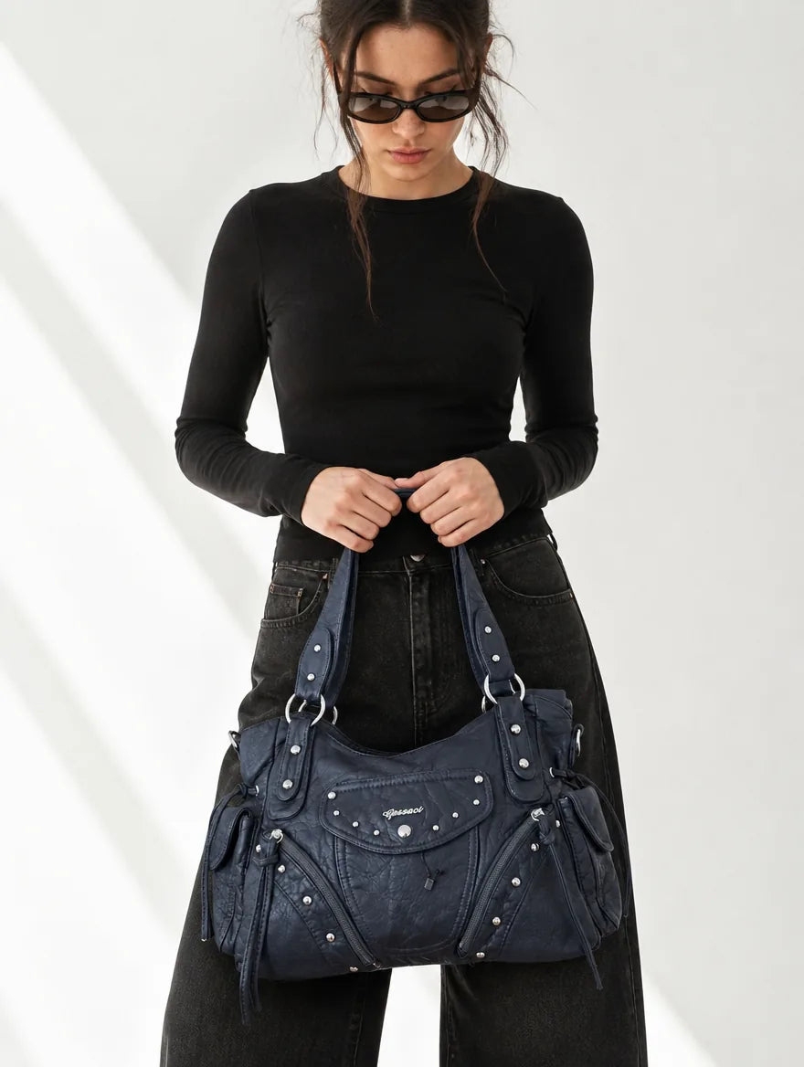 Gessaci_Lina_Blau_0671-GES-BLU_studio2