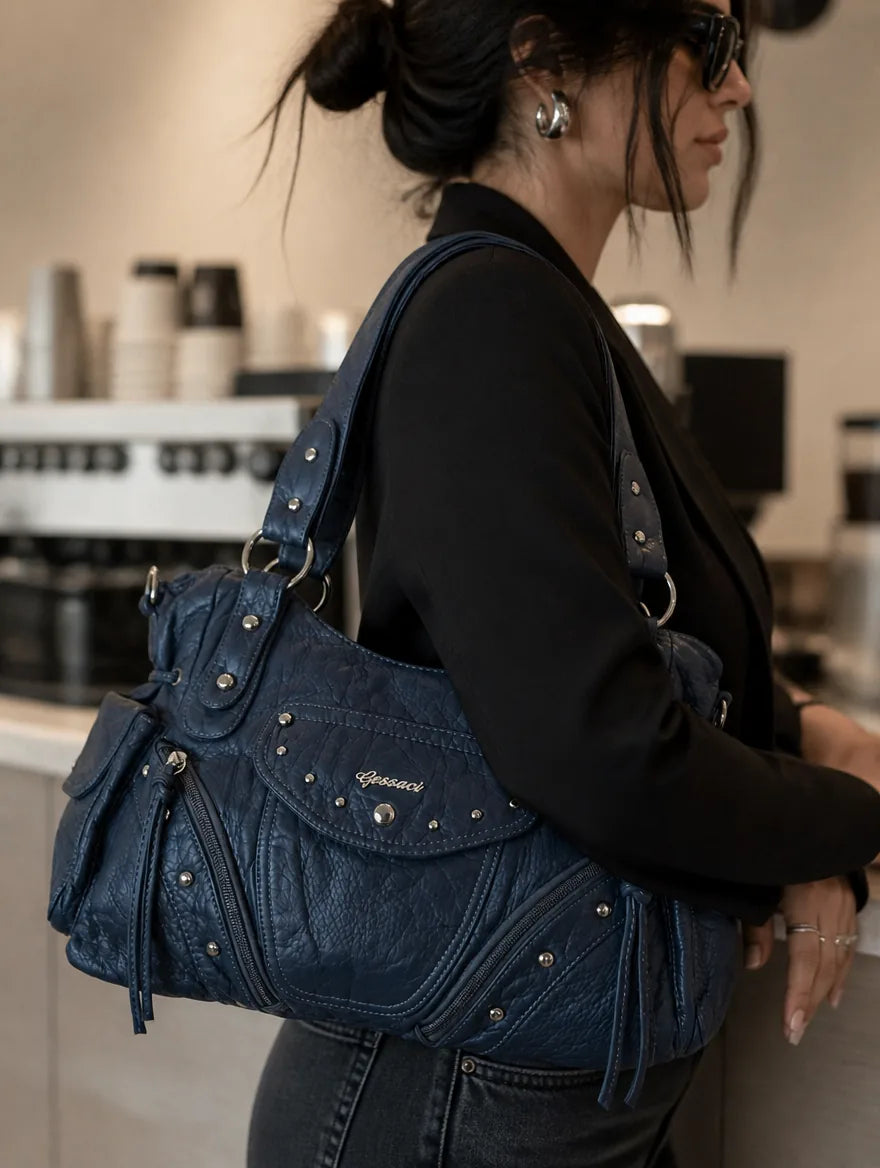 Gessaci_Lina_Blau 201_0667-GES-BLU201_lifestyle_public
