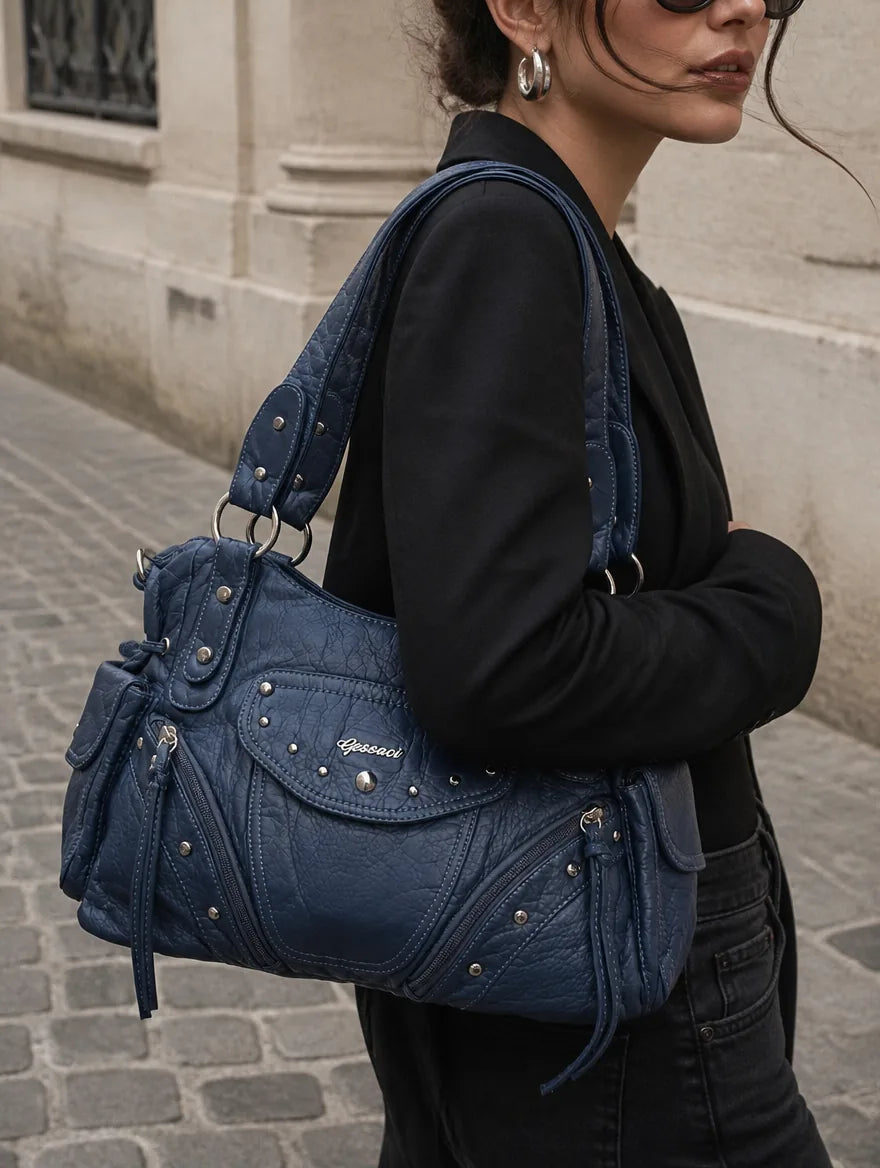 Gessaci_Lina_Blau 201_0667-GES-BLU201_lifestyle_street