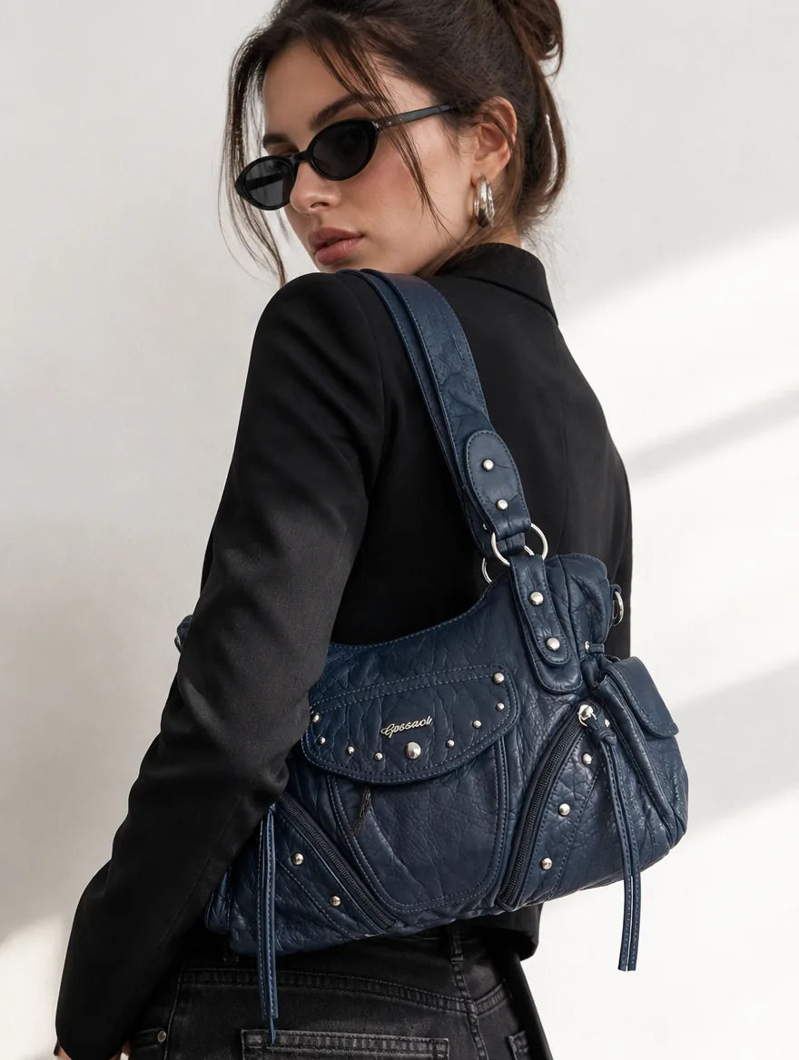Gessaci_Lina_Blau 201_0667-GES-BLU201_studio1