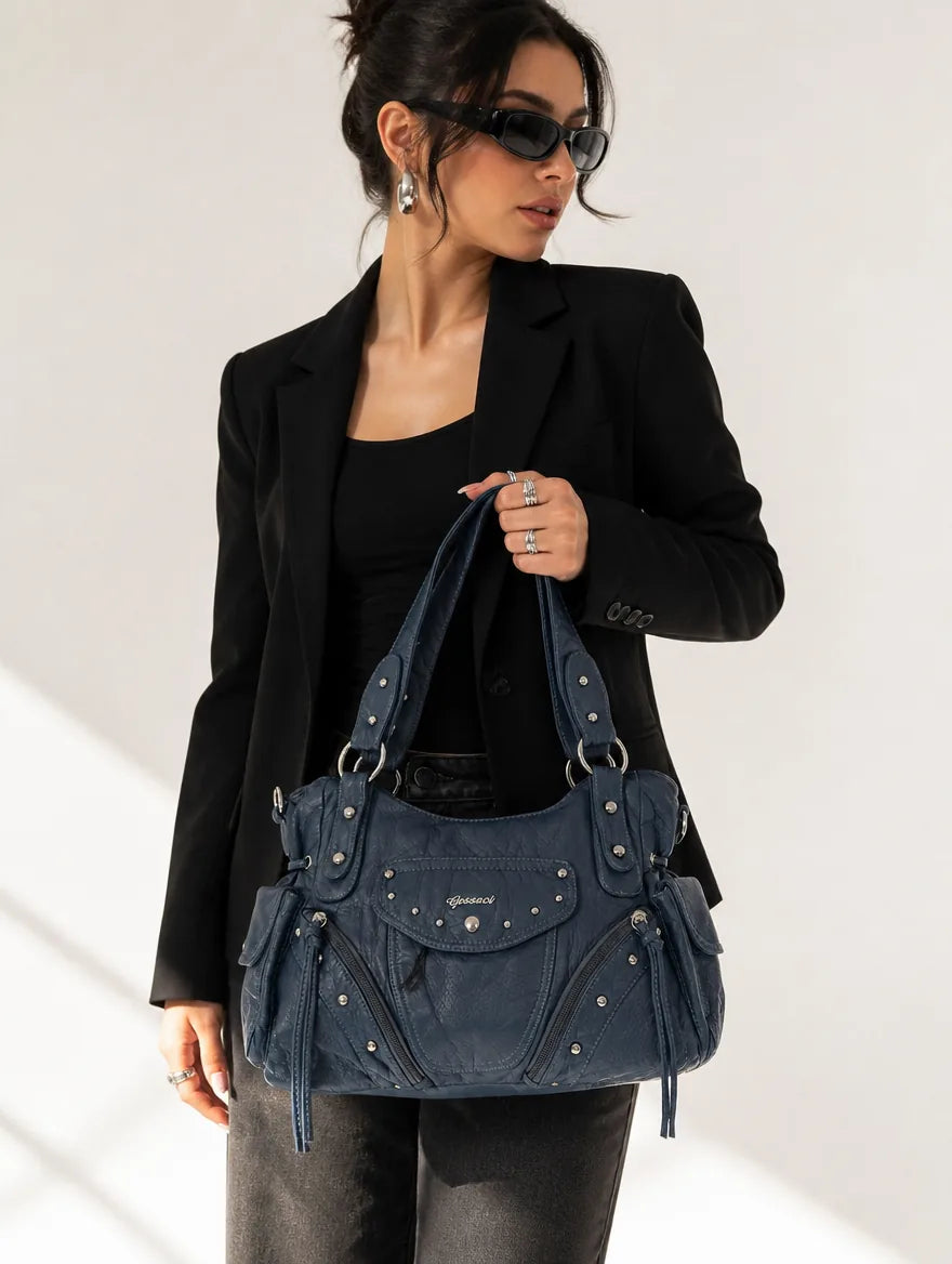 Gessaci_Lina_Blau 201_0667-GES-BLU201_studio2