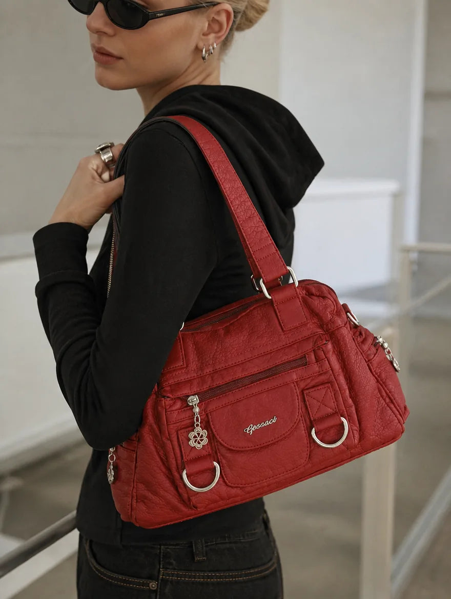 Gessaci_Maya_Rot_0330-GES-RED_lifestyle_public