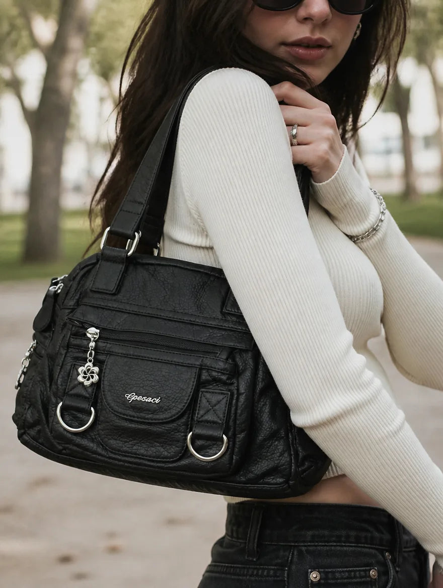 Gessaci_Maya_Schwarz_0331-GES-BLK_lifestyle_street