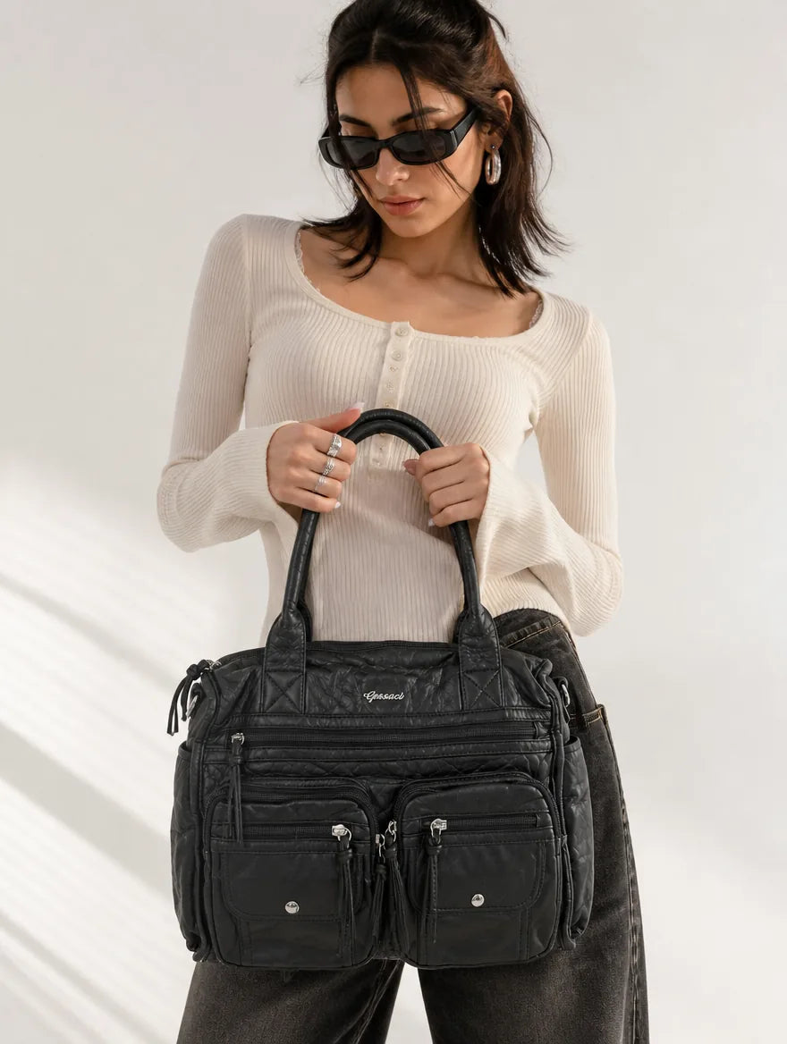 Gessaci_Tia_Schwarz_0623-GES-BLK_studio2