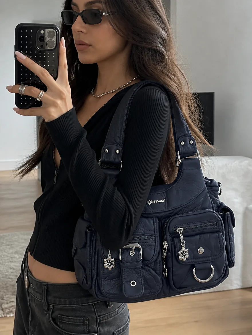 Gessaci_Valentina_Blau_0687-GES-BLU_lifestyle_private
