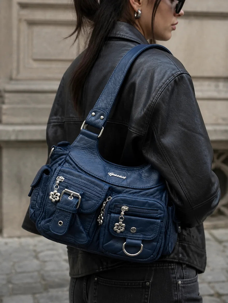 Gessaci_Valentina_Blau 201_0683-GES-BLU201_lifestyle_street