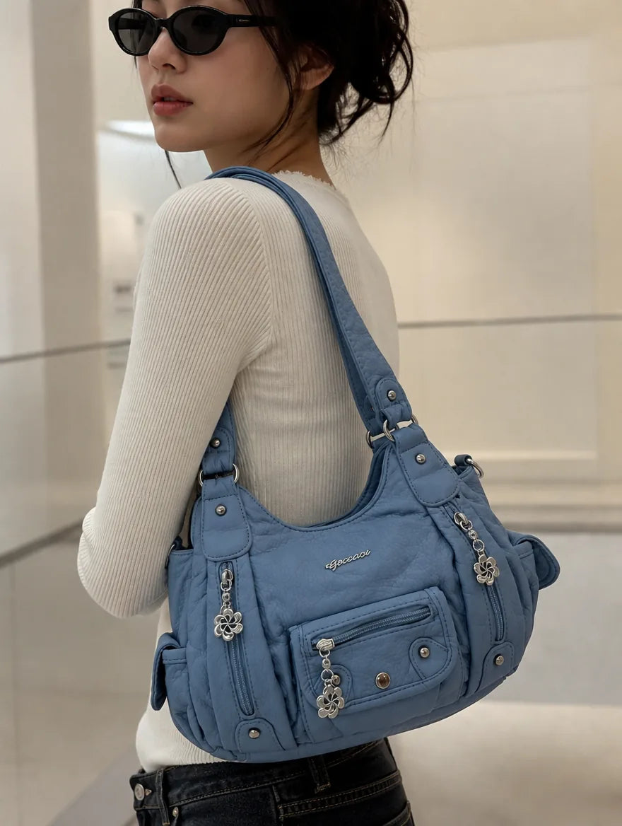 Gessaci_Viola_Hellblau_0360-GES-LBL_lifestyle_public