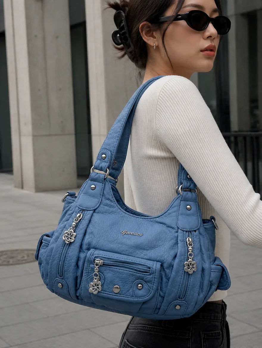 Gessaci_Viola_Hellblau_0360-GES-LBL_lifestyle_street