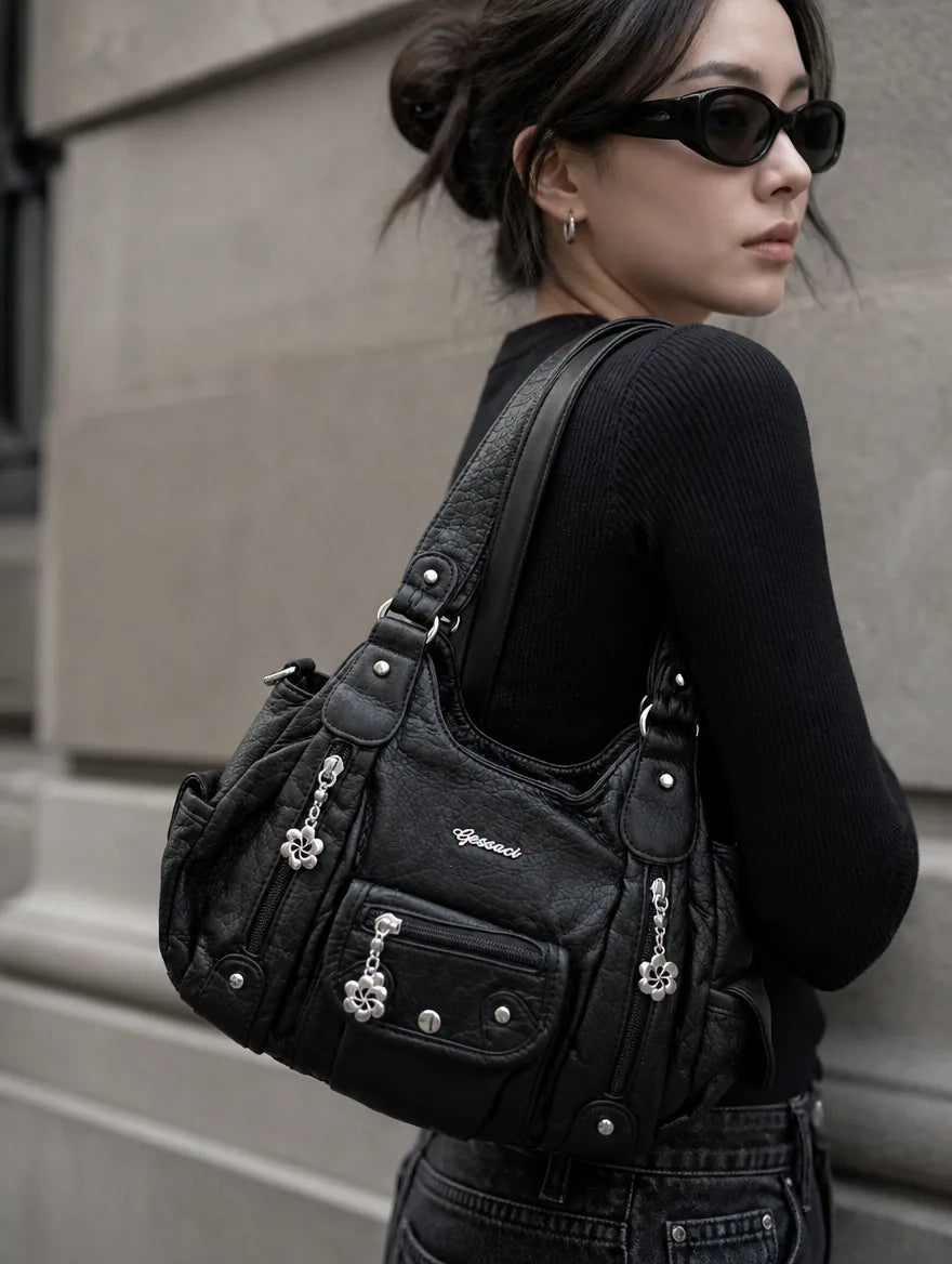 Gessaci_Viola_Schwarz_0364-GES-BLK_lifestyle_street