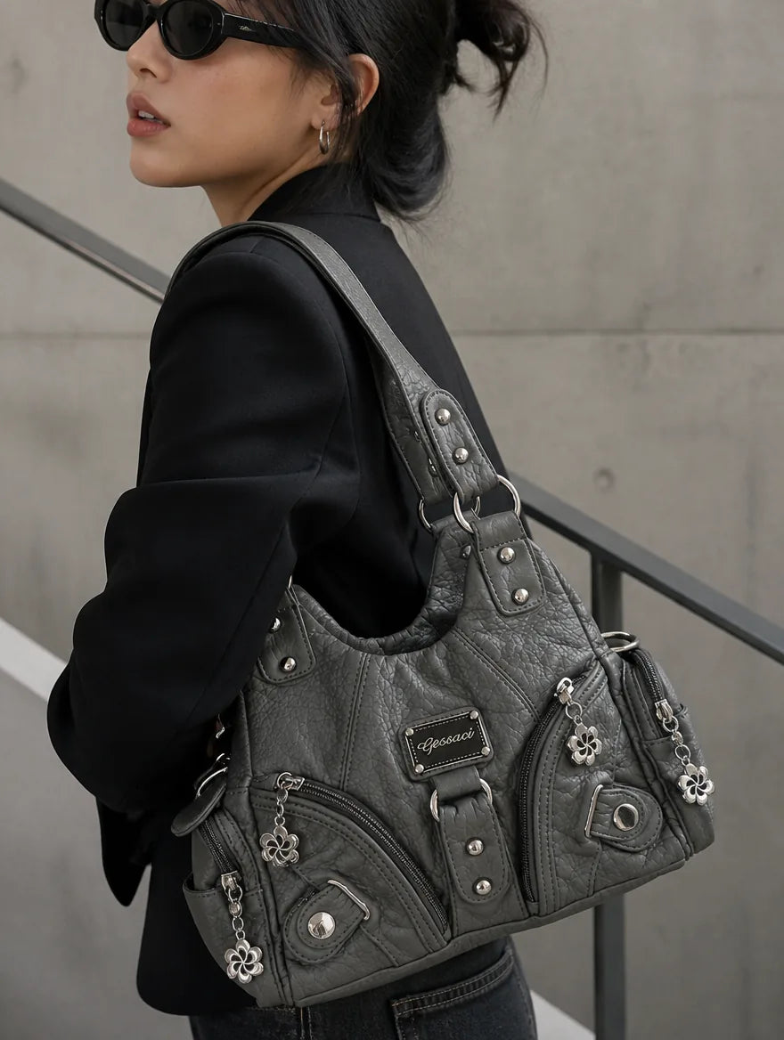 Gessaci_Zoe_Grau_0413-GES-GRY_lifestyle_private