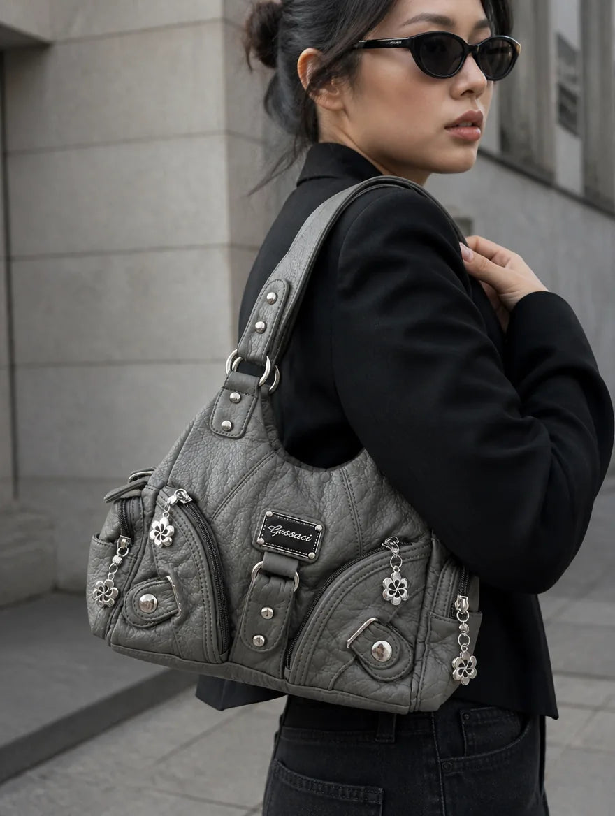 Gessaci_Zoe_Grau_0413-GES-GRY_lifestyle_street
